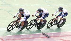 男子チームスプリント3・4位決定戦 4位の本県。左から水谷悠平(吉田高)、石田陽紀(鹿屋体大)、池田悠生(日体大)=京都府