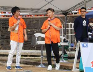 サプライズでトークショーに参加した三戸舜介=新潟市中央区