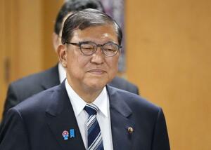 両院議員懇談会を終え、党本部を出る自民党総裁の石破茂首相=28日、東京・永田町
