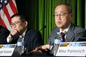 　ＮＲＣの年次会議に出席した日本の原子力規制委の杉山智之委員（左）と原子力損害賠償・廃炉等支援機構の更田豊志廃炉総括監＝１１日、米メリーランド州（共同）