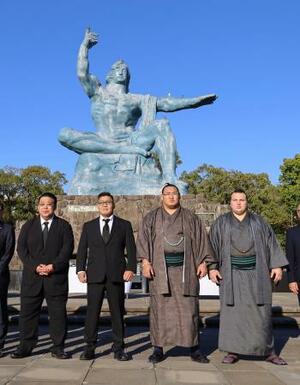 長崎市の平和公園を訪れた(右から)大関安青錦、横綱豊昇龍ら=29日午後