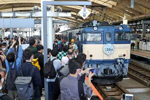 JR新潟駅に到着した開業120年記念列車=11日、新潟市中央区