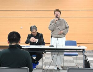 権現荘の今後の方針について説明したアッサンの髙橋和子代表理事(右)=10月7日、糸魚川市能生事務所