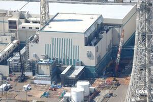 非常用ディーゼル発電機の制御盤室から煙が出た東京電力柏崎刈羽原発6号機。119番通報を受け、消防車が集まった=3月10日(本社ヘリから)