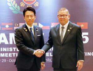 会談に臨む、小泉農相(左)とフィリピンのローレル農相=2日、マニラ(共同)