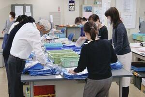 　現金納付に対応する金融機関での作業の様子