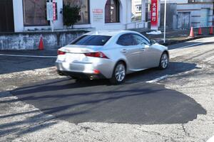 陥没箇所を埋め戻し、仮復旧した市道＝１０日、新潟市東区太平４