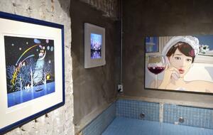 ソウルの美術館に展示された藤城清治さんの影絵(左)と李東起さんの作品(右)=8月16日(共同)