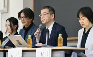 大江健三郎さんが東京大在学中に執筆した未発表小説について記者会見する東京大の阿部賢一教授(左から3人目)ら=2日午後、東京・本郷の東京大