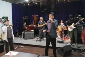 40周年記念コンサートに向けて練習する西川哲司さん(手前右)ら=三条市笹岡
