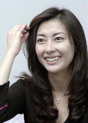 インタビューに答える中山美穂さん=1998年5月、東京都内