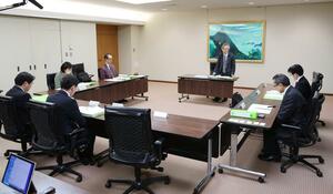 私立高校で発生したいじめの第三者調査委員会の初会合=4月24日、新潟県庁
