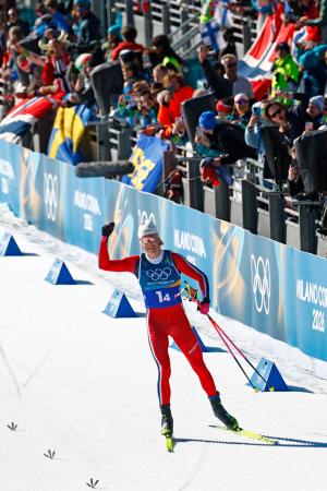 男子30キロリレー ガッツポーズしながらゴールに向かうノルウェーの最終走者ヨハンネスヘスフロト・クレボ=テーゼロ(共同)