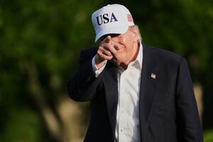 トランプ米大統領=15日、ワシントンのホワイトハウス(AP=共同)