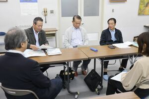 地域の新しい学校作りに向けて意見を交わす住民＝昨年１０月、新潟市南区茨曽根