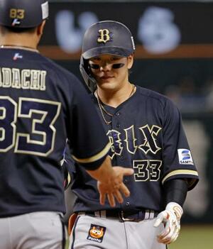 8回、この試合3安打目となる中前打を放ちコーチとタッチするオリックス・杉沢=みずほペイペイドーム