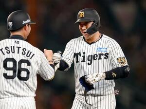 　６回、適時打を放ち笑顔を見せる阪神・大山＝甲子園