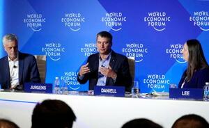 夏季ダボス会議の会場で説明する、世界経済フォーラムのジェレミー・ユルゲンス常務取締役(中央)=6月、中国天津市(共同)