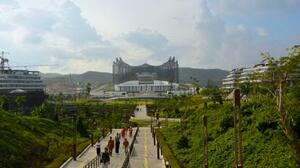 インドネシアの新首都ヌサンタラの中心部。緑の向こうにそびえ立つのが大統領府と宮殿