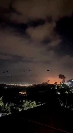 　ベネズエラの首都カラカス上空を飛行するヘリコプター＝３日（ロイター＝共同）