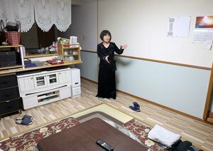 スナック兼自宅が浸水被害に遭った安田みさ子さん。約80センチ水に漬かったという=上越市港町1