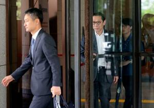 韓国サムスン電子の李在鎔会長の無罪判決が確定し、最高裁を出る李会長の弁護団=17日、ソウル(聯合=共同)