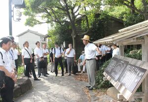 江戸時代の牢屋跡を見学し、被差別部落の歴史などを学んだ勉強会の参加者=8月6日、佐渡市相川地区