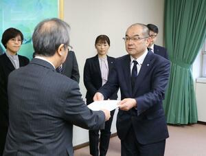 花角英世知事(手前左)に要請書を手渡す連合新潟の小林俊夫会長=3月10日、新潟県庁