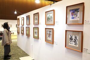 初日から多くの美術ファンが訪れた「にいがたの美術作家小品展」＝９日、新潟市中央区