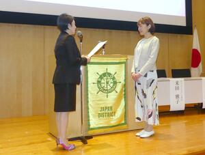 表彰を受けた「にいがたの福祉をおもしろくの会」の本多佳美代表(右)=12日、新潟市中央区万代島