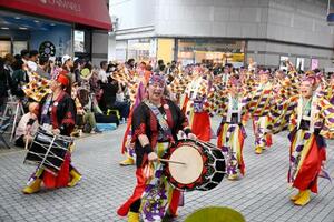 「よさこい祭り」の本番で舞を披露する踊り子たち=10日午後、高知市