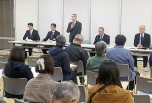 柏崎市教育委員会が北条地区で開いた説明会＝柏崎市北条の北条小