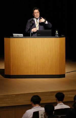 糸魚川市の中高生に拉致問題への関心を訴える横田拓也さん=19日、糸魚川市