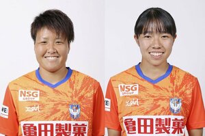 FW道上彩花(左)、DF長崎咲弥