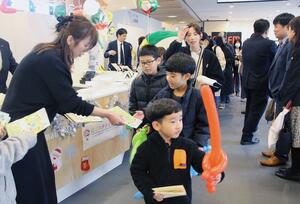 ショールームを改装して開かれた「こどものいばしょ　ミライｅ」のオープニングイベント＝五泉市吉沢２