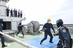 船内でテロリストを取り押さえる訓練をする海上保安官=6月17日、柏崎港