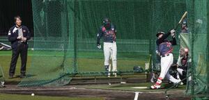 打撃練習する森下。左端は松井秀喜さん=宮崎