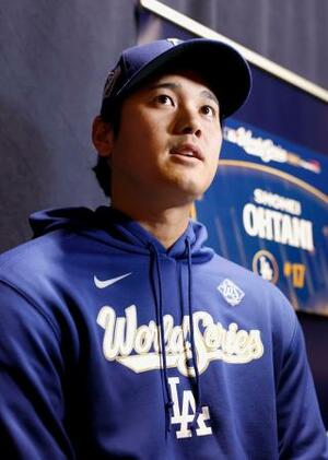 米大リーグ・ワールドシリーズ開幕前日、報道陣の取材に応じるドジャースの大谷翔平=23日、トロント(共同)