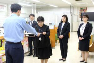 感謝状を贈られた(右から)渡邉良子さん、落合洋子さん、幸田加代子さん、瀧澤直人支店長=五泉市村松甲
