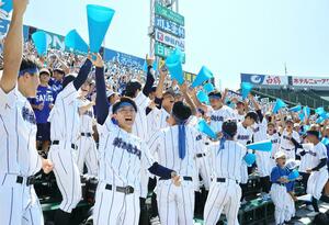 花咲徳栄高校に勝利し、喜びを分かち合う新潟産大付属高校の応援席=8月9日、甲子園球場