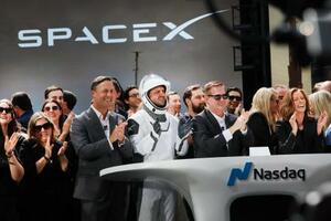 　米ナスダック市場への株式上場を祝うスペースＸの社員＝１２日、ニューヨーク（ゲッティ＝共同）