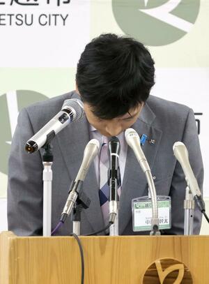 定例会見で続投を表明し頭を下げる上越市の中川幹太市長=8月23日、上越市役所