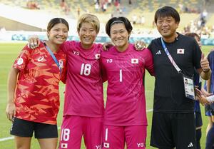 ナイジェリアに勝利し準々決勝進出を決め、写真に納まる(左から)GK大場、平尾、山下ら=ナント(共同)