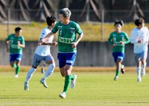 JFL横浜戦の試合終了間際に出場したアトレチコ鈴鹿・三浦知良=伊賀市上野運動公園競技場