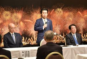 衆院選の敗戦などについて語る鷲尾英一郎氏=11月17日、長岡市東坂之上町1の長岡グランドホテル