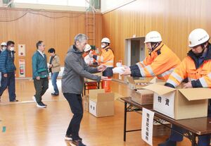 屋内退避の指示が出ている状況を想定し、住民に物資を配る手順を確認した訓練＝９日、柏崎市中田