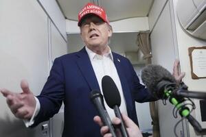 米大統領専用機内で記者団に話すトランプ大統領=4日(AP=共同)