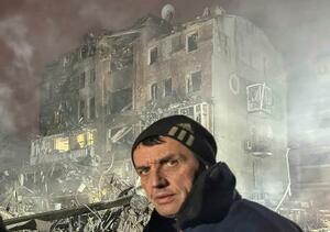 　１月、ロシア軍の空爆で破壊されたアパートと男性住民＝ウクライナ東部ハルキウ州（ロイター＝共同）