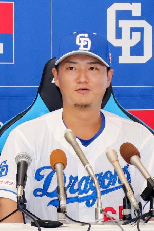 西武から金銭トレードで中日に加入し、入団記者会見をする佐藤=17日、バンテリンドーム