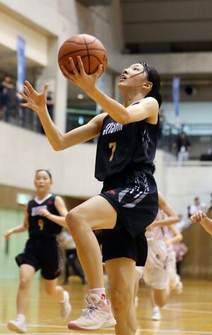 女子予選リーグ 就実-新潟清心女 第4クオーター、新潟清心女の加地百花がシュートを決め、43-41=長岡市市民体育館